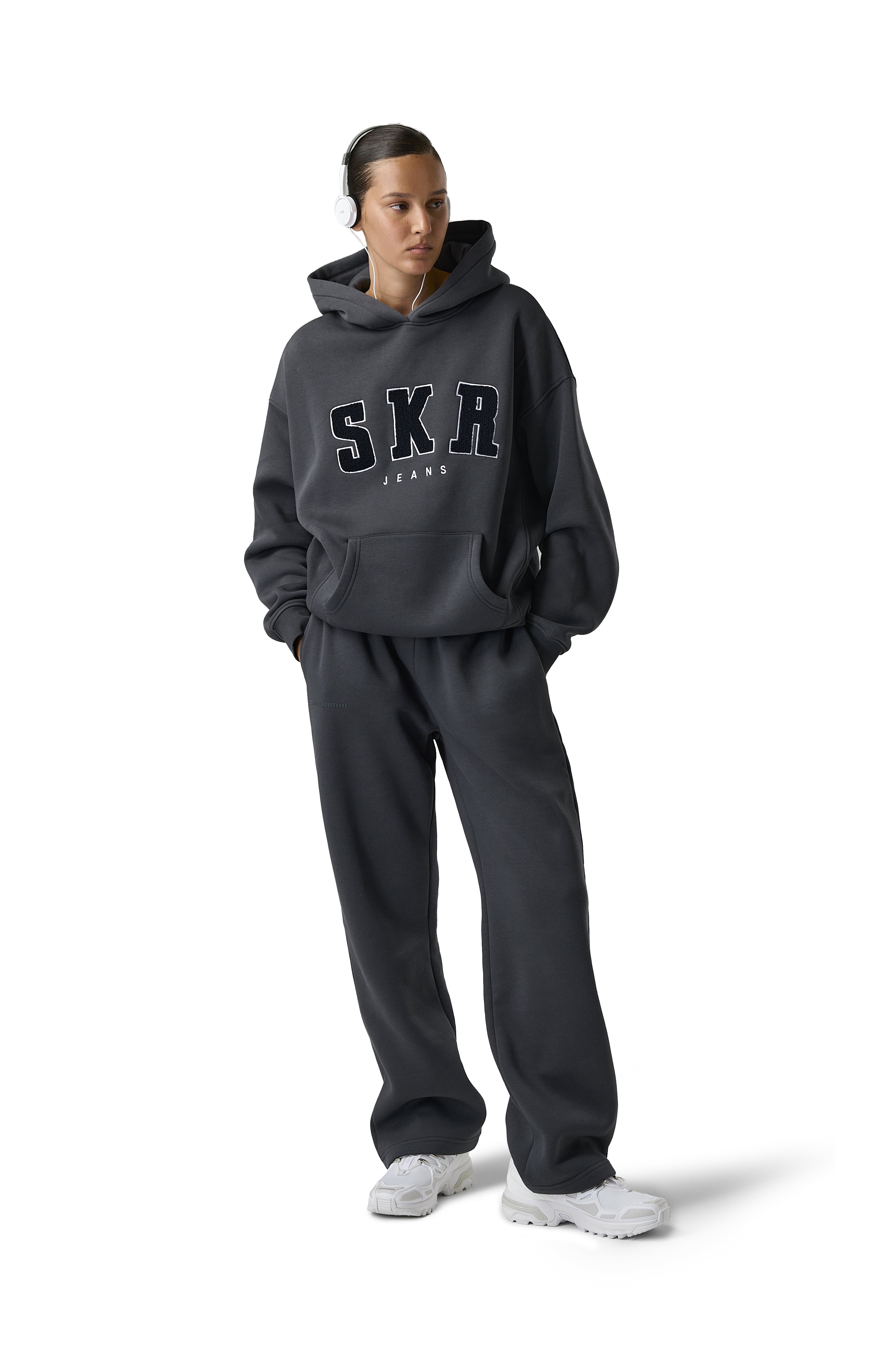 Model Scarlett is 5'8" and wears a size S.
